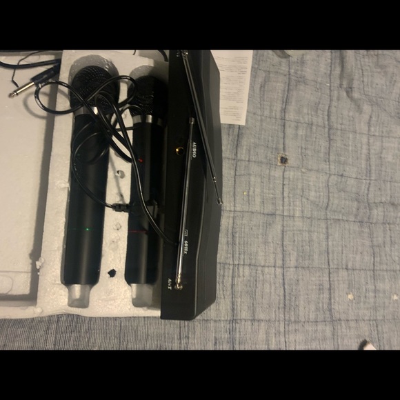 WIRELESS Microphone PA system with 2 hand-held microphones - Picture 3 of 4
